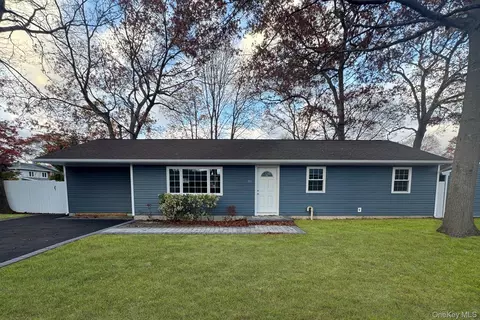 381 Grace St, Holbrook, NY 11741