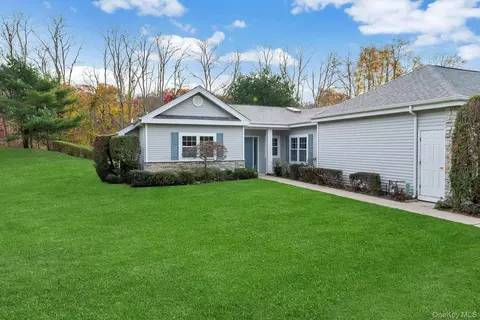 509 Oak Bluff Ct, Moriches, NY 11955