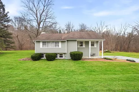 55 Robin Dr, Kent, NY 10512