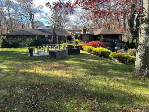 3 Pewter Pl, Dix Hills, NY 11746