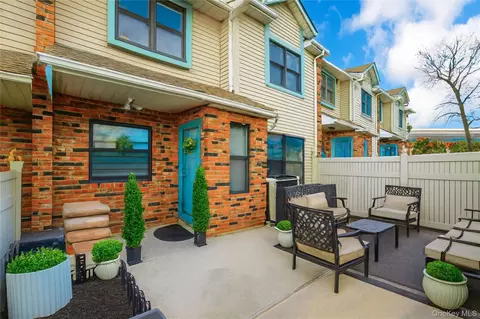 68 Gina Ct, Staten Island, NY 10314