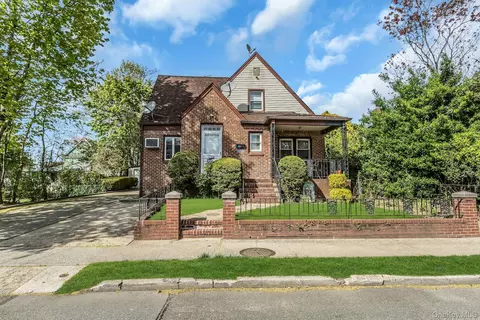 33 Cleveland St, Valley Stream, NY 11580