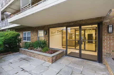 90 S Park Ave #B2, Rockville Centre, NY 11570