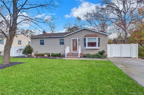 5 Zenith Rd, Rocky Point, NY 11778