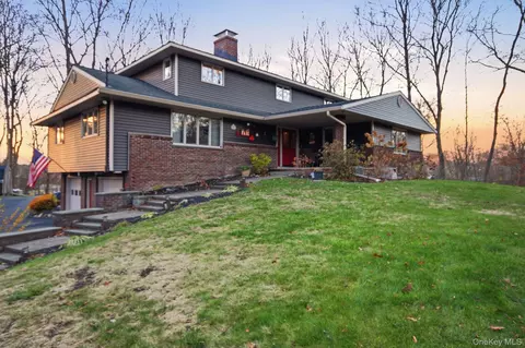 157 Roosevelt Rd, Hyde Park, NY 12538
