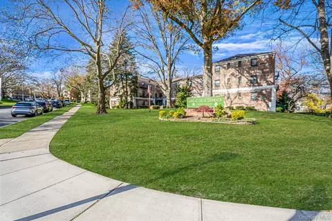 8 Terrace Cir #1G, North Hempstead, NY 11021