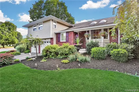 2 Split Tree Dr, New Windsor, NY 12553