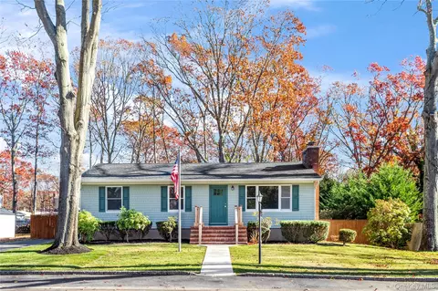 11 Seneca Trl, Ridge, NY 11961