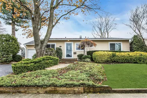 27 Abbey Ln, Plainview, NY 11803