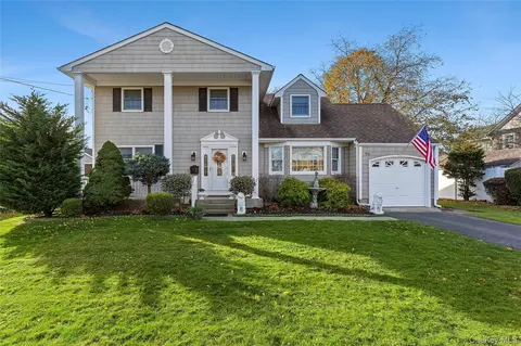 66 Colton Ave, Sayville, NY 11782