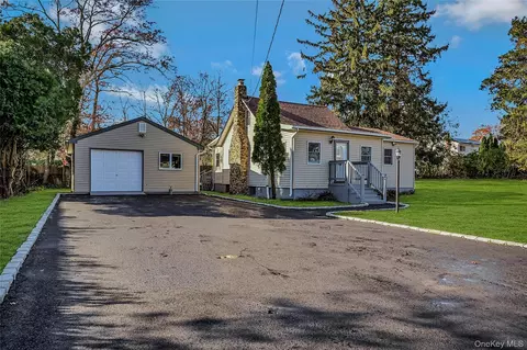 8 Pansy Rd, Rocky Point, NY 11778