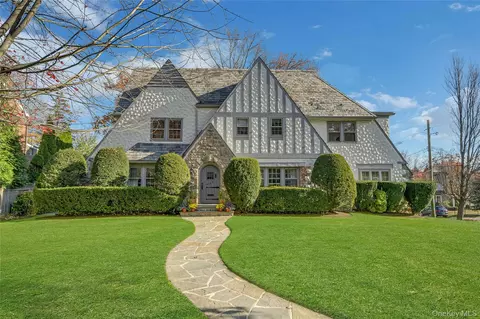 986 Plymouth St, Pelham, NY 10803