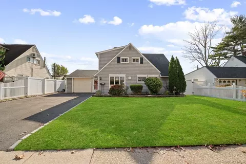 341 Red Maple Dr S, Wantagh, NY 11793