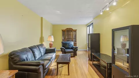 83-35 139 St #1D, Briarwood, NY 11435