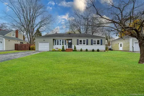 15 Goldsmith Ave, Greenlawn, NY 11740