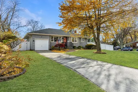 16 E Hill Dr, Smithtown, NY 11787