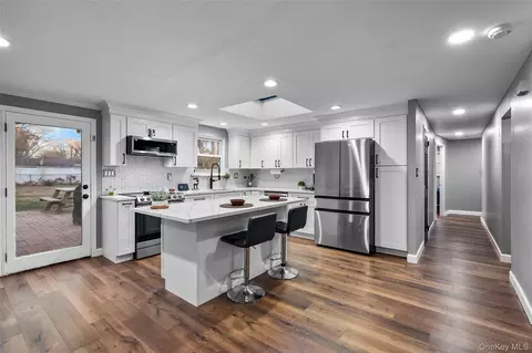 19 Corvette Rd, Selden, NY 11784