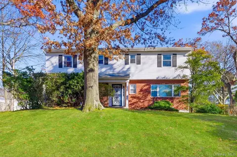 1 Hillcrest Rd, North Hempstead, NY 11050