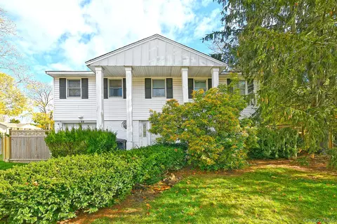 22 Suttonwood Dr, Commack, NY 11725