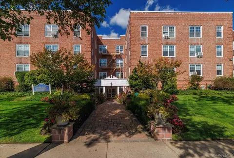 194 Smith St #1K, Freeport, NY 11520