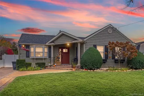 37 Beachwood Dr, Babylon, NY 11702