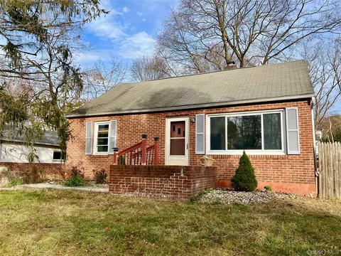 3 Davis Rd, Poughkeepsie, NY 12603