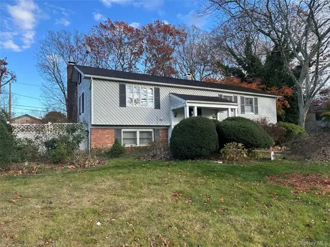 27 Wedgewood Dr, Coram, NY 11727