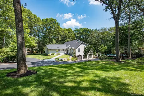 142 Landing Meadow Rd, Smithtown, NY 11787