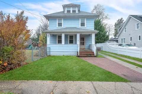 4 3rd Ave, East Islip, NY 11730
