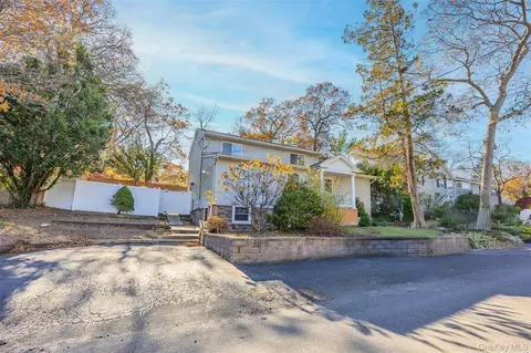 10 Queen Dr, Sound Beach, NY 11789