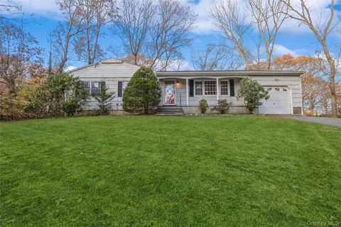 15 Mobrey Ln, Smithtown, NY 11787