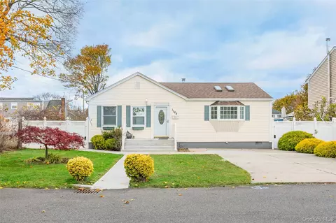 1568 7th St, West Babylon, NY 11704