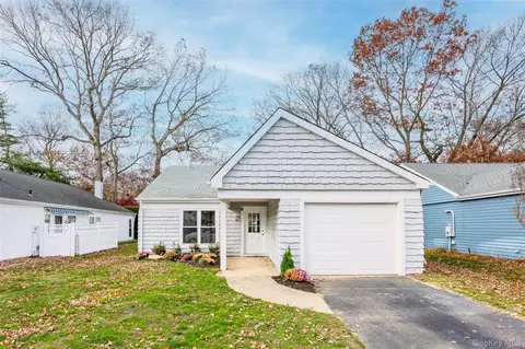 145 Edinburgh Dr, Ridge, NY 11961