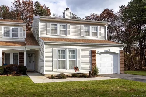 205 Haddon Hollow Ct, Middle Island, NY 11953