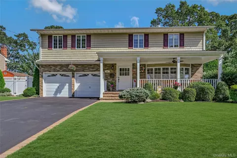 51 Oakwood Hills Dr, East Islip, NY 11730