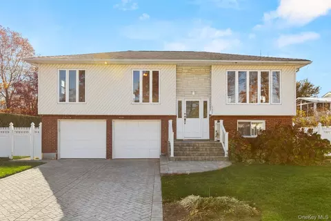 157 N Alleghany Ave, Lindenhurst, NY 11757