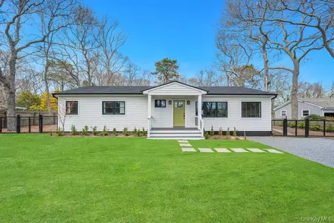 10 Shinnecock Ln, Hampton Bays, NY 11946