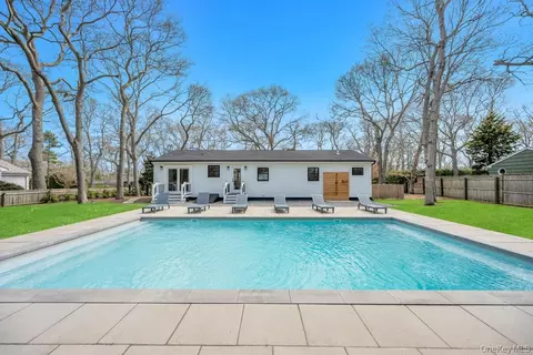 10 Shinnecock Ln, Hampton Bays, NY 11946