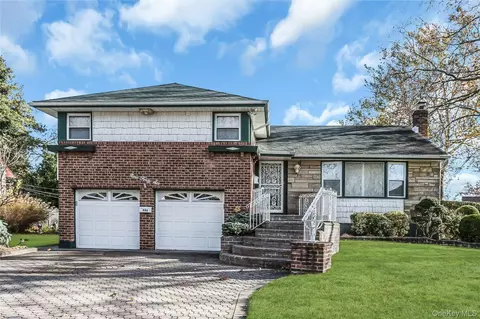 946 Bard Rd, North Hempstead, NY 11590