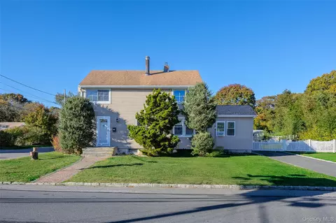17 Andrew Ave, Islip Terrace, NY 11752