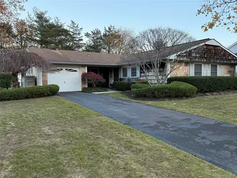28 Hargrove Dr, Stony Brook, NY 11790