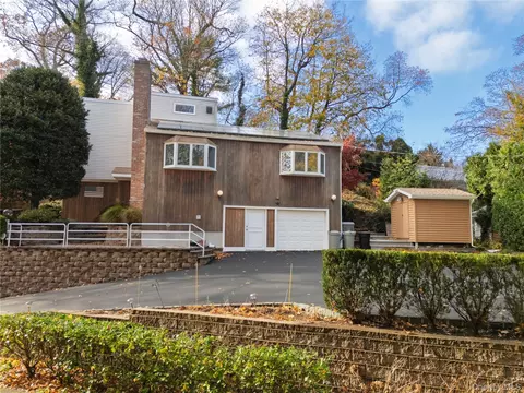 68 Mccouns Ln, Oyster Bay, NY 11771