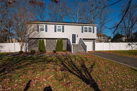 27 Manchester Rd, Huntington, NY 11743