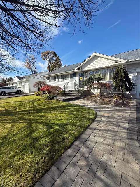 6 Lee Pl, Old Bethpage, NY 11804