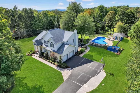 1 Fox Rd, Florida, NY 10921