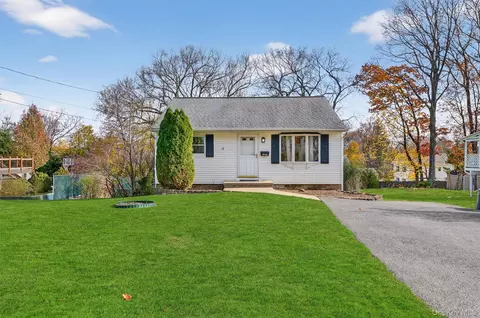 30 N Lexow Ave, Clarkstown, NY 10954