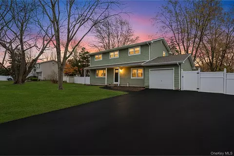 56 Camille Ln, Brookhaven, NY 11772