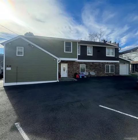 8 Mccullums Ln, Highlands, NY 10928