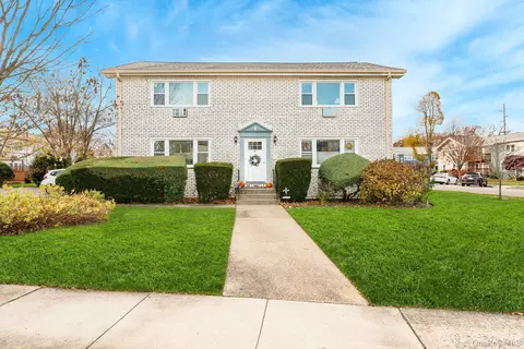 20 Toehee Pl #1B, Islip, NY 11751
