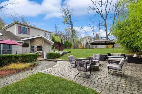 25 Foxwood Rd, Clarkstown, NY 10994